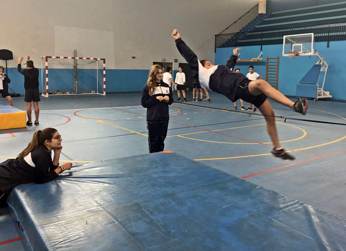 Los alumnos de ESO aprenden la técnica del salto de altura